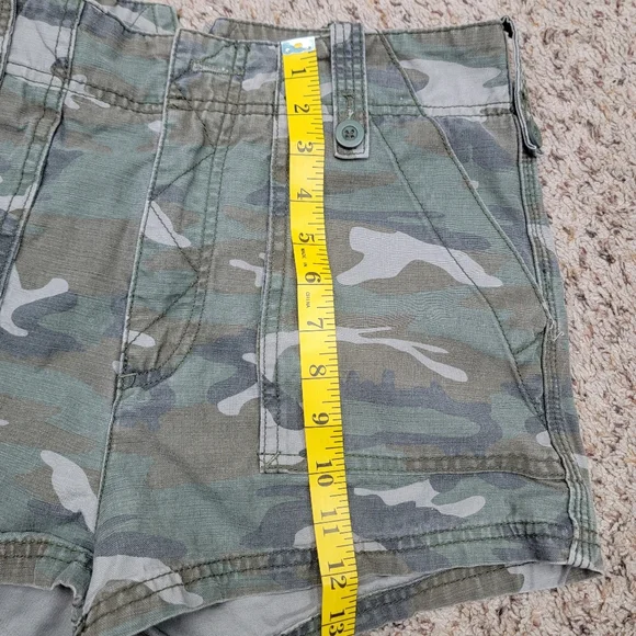 FREE PEOPLE HIGH RISE CAMO SHORTS, SIZE S - Picture 7 of 8